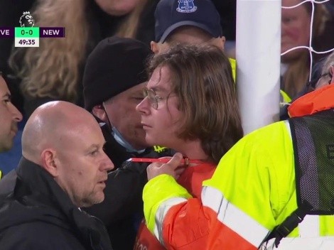 Hincha del Everton protesta atando su cuello a un palo