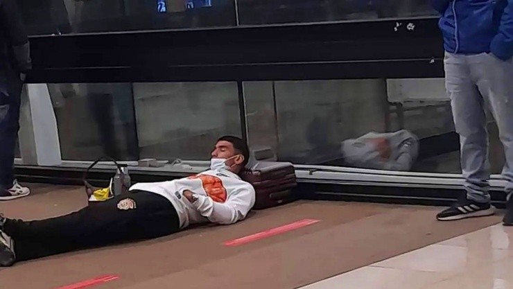 Jugadores profesionales durmiendo en el suelo del aeropuerto, otra de las joyitas de Cobreloa 2022