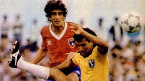 Manuel Pellegrini no le da espacios al reputado Careca en el empate entre Chile y Brasil en el estadio Pinheirao de Curitiba, el 7 de mayo de 1986