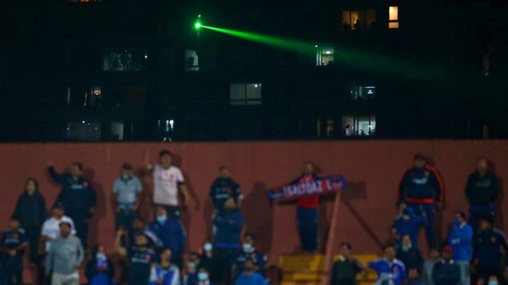 El reportero gráfico Sebastián Oria, de Agencia Uno, acertó al origen den insufrible láser que iluminó el estadio Santa Laura en el último partido de Universidad de Chile