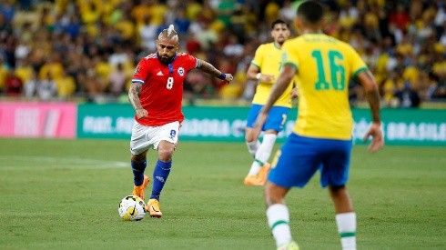 Arturo Vidal terminó complicado el choque con Brasil