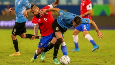 Arturo Vidal mantiene buenas relaciones con varios seleccionados uruguayos, pero en la cancha es otra cosa
