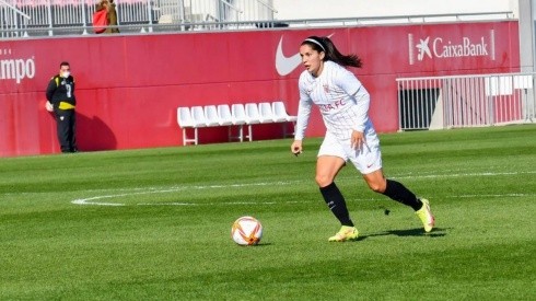 Karen Araya sacó un verdadero bombazo desde un lanzamiento de esquina y festejó un notable gol olímpico para sellar la goleada de Sevilla sobre el Eibar.