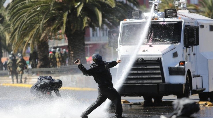 Siguen los enfrentamientos entre carabineros y manifestantes. (AGENCIA UNO)