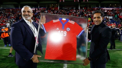 Jean Beausejour recibió un homenaje en la previa del duelo de la selección chilena.