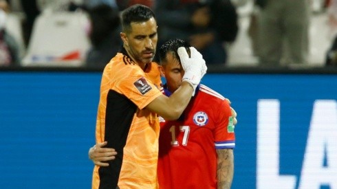 Claudio Bravo consoló a Gary Medel tras la derrota de Chile que cuesta Qatar 2022