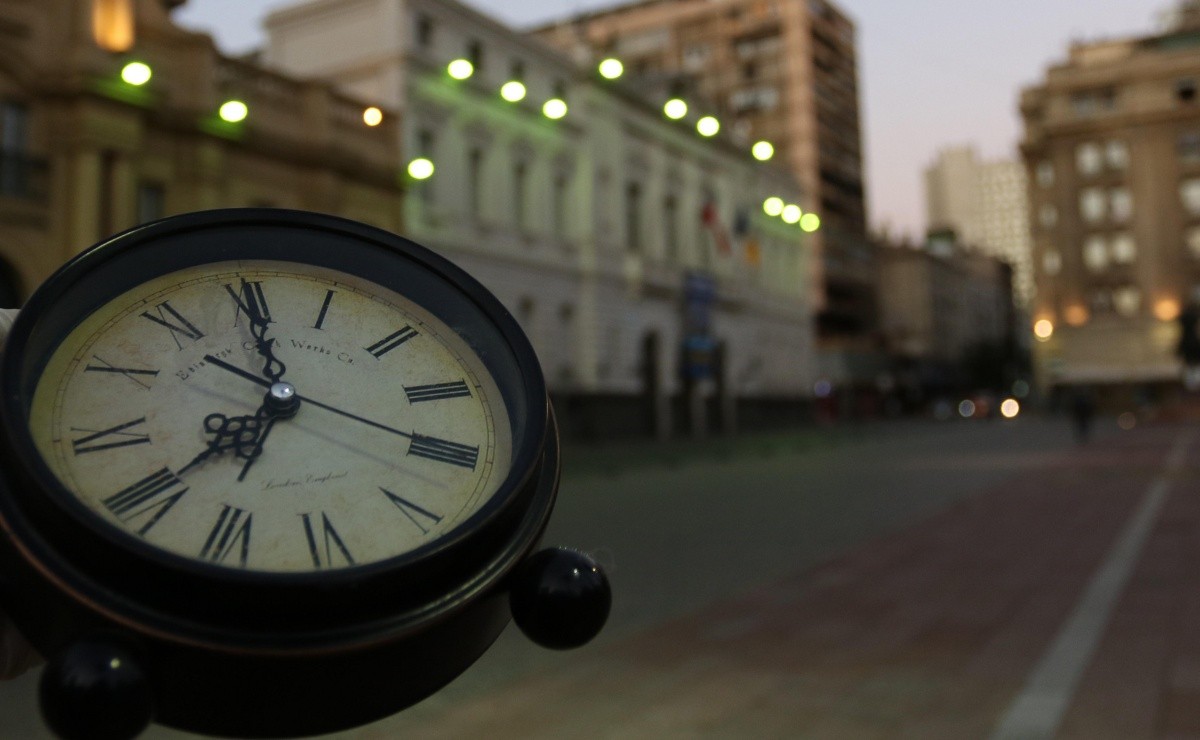 Cambio de Hora 2023 ¿Se iguala o atrasa la hora est sábado?  Revisa la hora actual en Chile-Hora en Chile