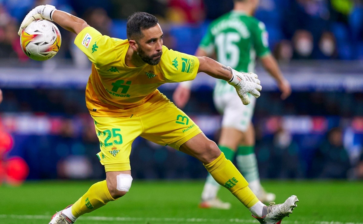 El Divertido Anuncio De Renovación De Claudio Bravo Con El Real Betis