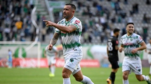 Matías Donoso celebra el gol de la apertura de la cuenta en el Germán Becker