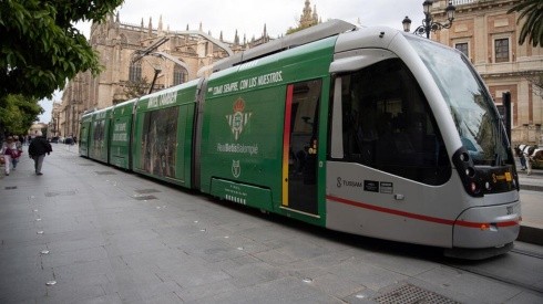 El tranvía de Sevilla con los colores del Real Betis.