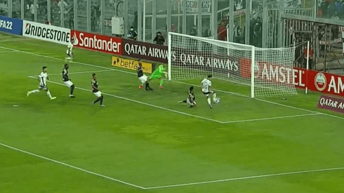 Mala suerte: el caprichoso palo de Pablo Solari en Colo Colo contra Alianza Lima.