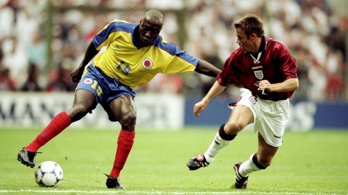 Freddy Rincón contra Le Saux de Inglaterra en el Mundial de Francia 1998 (Getty)