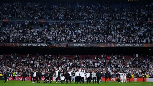 Los fanáticos del Eintracht Frankfurt se tomaron el Camp Nou.