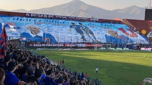Una gran bandera en el estadio Santa Laura con la imagen de Leonel Sánchez y el Tanque Campos