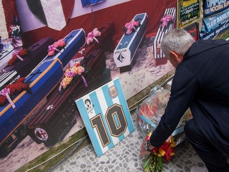 Mou le rinde tributo a Maradona en su memorial en Nápoles