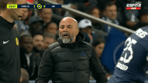 Sampaoli y su momento de furia en el clásico del fútbol francés.