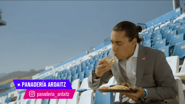 El buen fútbol se disfruta con una sabrosa empanada todo el año, como las de la Panadería Ardaitz, y tal como las disfruta Gastón Fauré. (Foto: Captura TNT Sports).