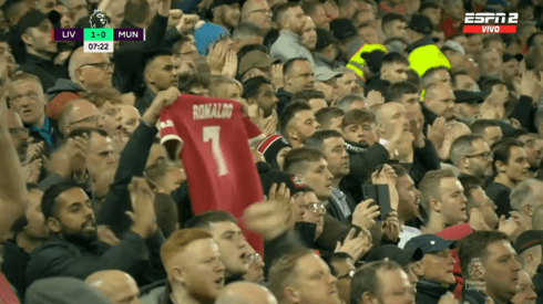 Los hinchas en el Anfield levantaron camisetas de Cristiano Ronaldo
