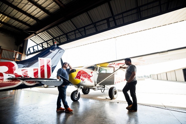 El trabajo de ingenieros y cientos de otras personas se pondrá a prueba este domingo en elRed Bull Plane Swap. (Foto: Red Bull Content Pool)..