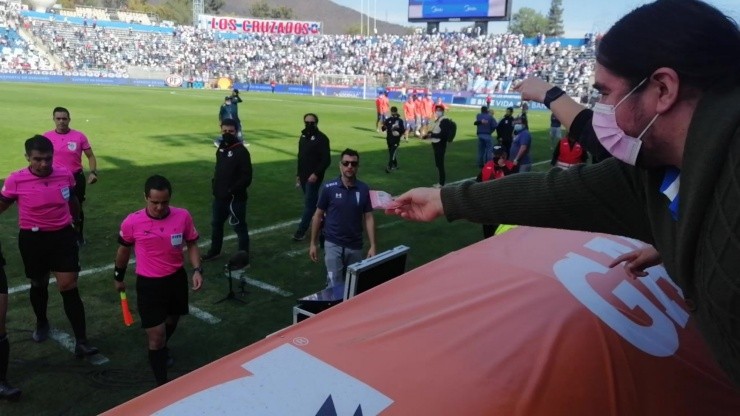 Este hincha se estiró como el sueldo de marzo, pero no cumplió con su curiosa donación para los árbitros
