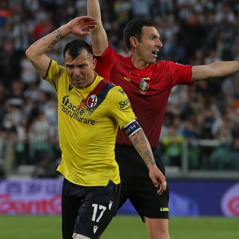 Codazo a gary medel