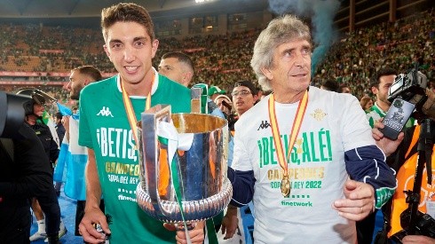 Manuel Pellegrini vive unos días de felicidad total con la Copa del Rey,