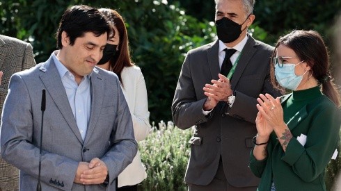 Rodrigo Cid, a la izquierda, tendrá voz y voto en el directorio de TVN. Lo aplaude la ministra Camila Vallejo.