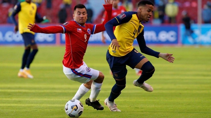 Byron Castillo enfrenando a Chile en las Eliminatorias Qatar 2022.