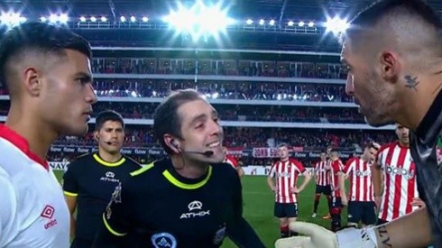 Mariano Andújar pelea con el árbitro Echenique en la Copa de Argentina