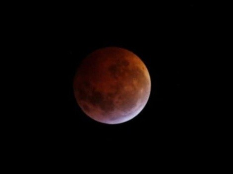Revisa las mejores fotos de la Luna Roja en Chile