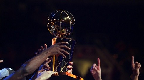 El Trofeo Larry O'Brien se lo lleva el equipo campeón de la temporada de la NBA.