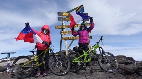 Helene Manche y Nadia Vásquez en la cumbre del Kilimanjaro