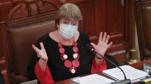 La expresidenta Michelle Bachelet aprueba la nueva Constitución.