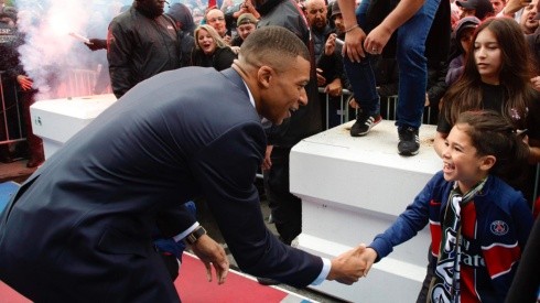 La afición del PSG aplaudió la decisión de Kylian Mbappé.