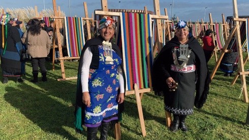 Mujeres mapuche durante la confección del telar