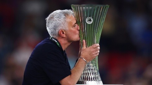 Mourinho besa el trofeo de la Conference League