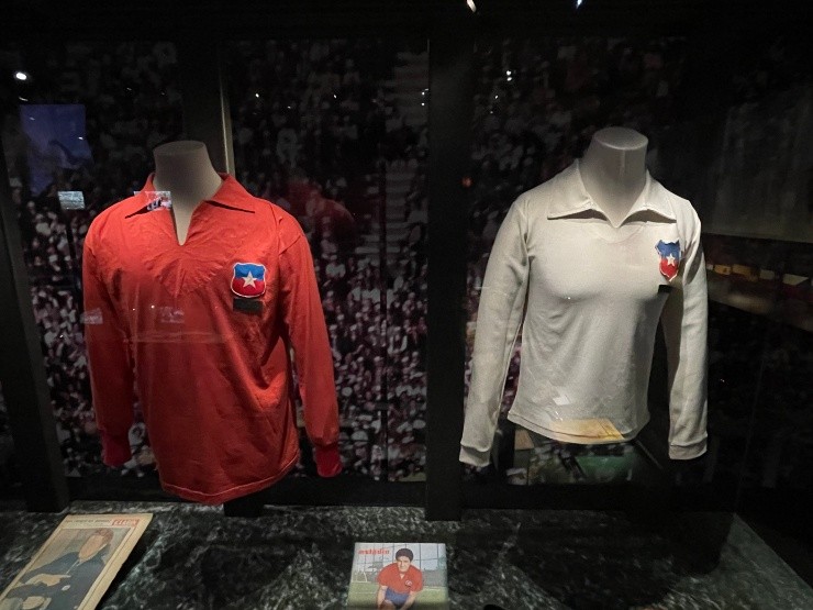 Camisetas de los jugadores, e incluso revistas de la época contextualizan la muestra del Mundial de 1962 en el Museo de la Moda. Foto: Guille Salazar.