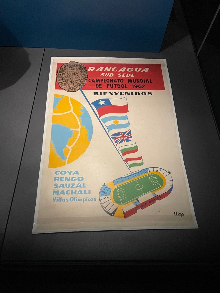 El afiche de la ciudad de Rancagua, sede de la Copa del Mundo de 1962 presente en la muestra del Museo de la Moda. Foto: Guille Salazar.