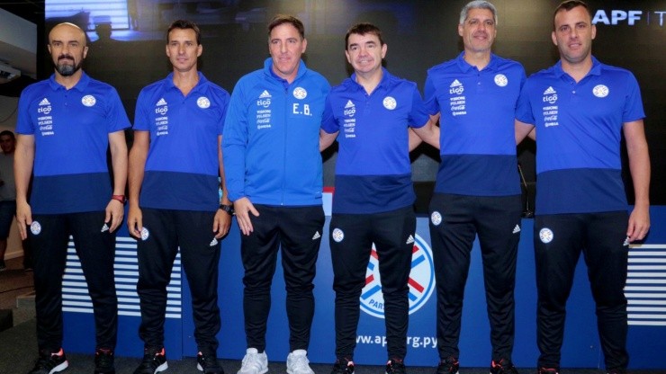 El cuerpo técnico de Berizzo en Paraguay: Fernando Morelli, Mariano Uglessich, que será reemplazado por Sebastián Rambert en Chile, Eduardo Berizzo, Ernesto Marcucci, Roberto Bonano y Carlos Kisluk