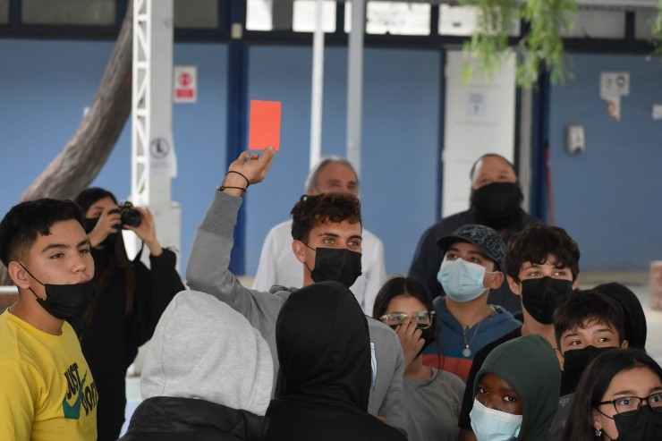 Ignacio Saavedra participando de la dinámica de verdadero y falso junto a los estudiantes de laEscuela Básica Platón de Quinta Normal. Foto: Gol de Chilena.