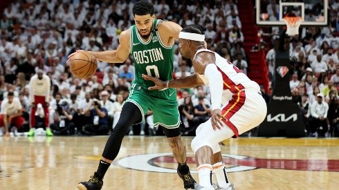 Jayson Tatum y Jimmy Butler vivieron una jornada de ida y vuelta donde el emblema de los Celtics terminó celebrando.