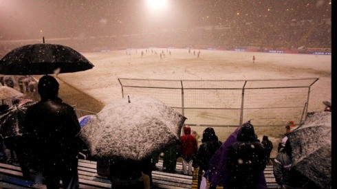 Universidad Católica llegó a jugar hasta con nieve en 2011, condiciones extremas que predispone el invierno en la zona central del país