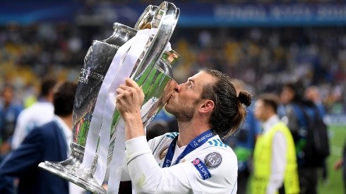 Gareth Bale levantando el trofeo de la Champions League
