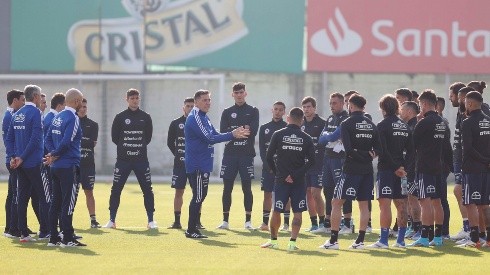 Berizzo dirigiendo sus primera prácticas en la selección chilena
