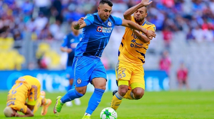 Iván Morales jugando en México