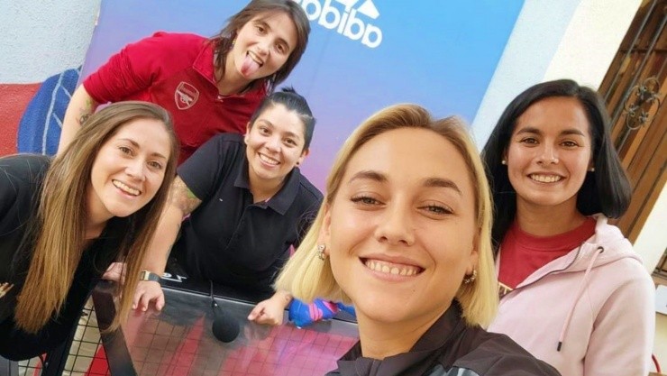 Grace Lazcano conduce el programa Primera Ronda, que trae cada semana las novedades del fútbol femenino a través de RedGol