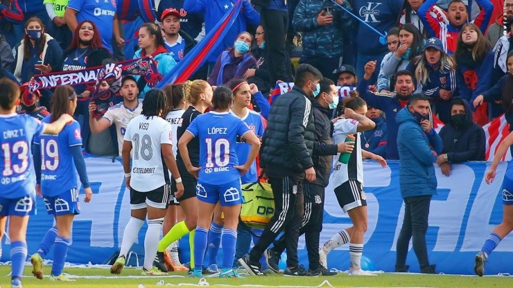El Superclásico femenino se jugó en una cancha de entrenamiento de Universidad de Chile y estuvo marcada por incidentes que comprometieron la seguridad de las futbolistas