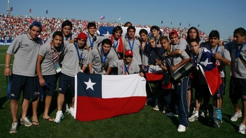 La Rojita celebra el tercer lugar con la bandera chilena