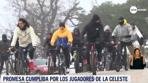 Los jugadores uruguayos salieron todos juntos en bicicletas para el recorrido.
