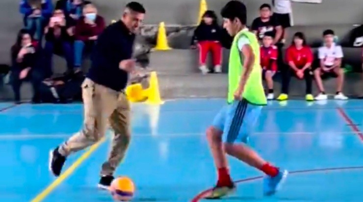 Alexis se mantiene de vacaciones en Chile, donde se le ha visto jugar fútbol con niños en Tocopilla.